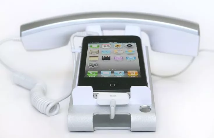 The iClooly Handset and Sync Stand lets you use your smartphone as if it were a desktop landline