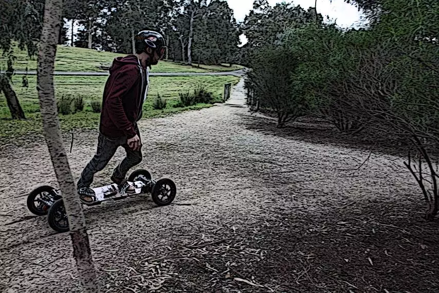 The BajaBoard has a top speed of 50 km/h (31 mph), and the range between charges is 24 km (15 miles) at present, but the team is aiming for at least 30 km by the time it rolls into production
