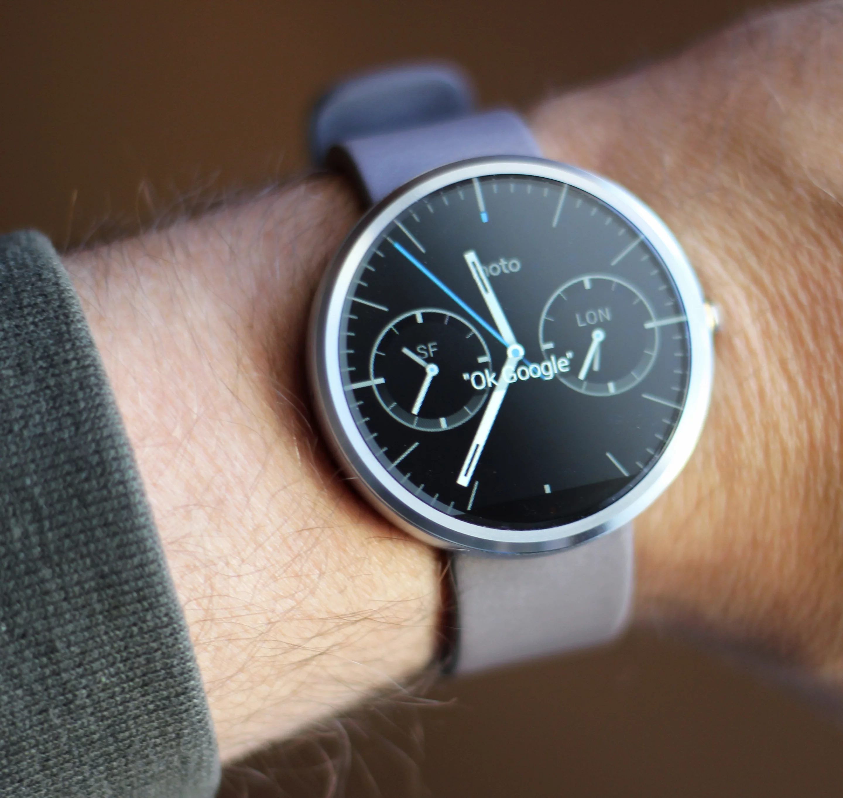 Alternative watch face on the Moto (Photo: Will Shanklin/Gizmag.com)