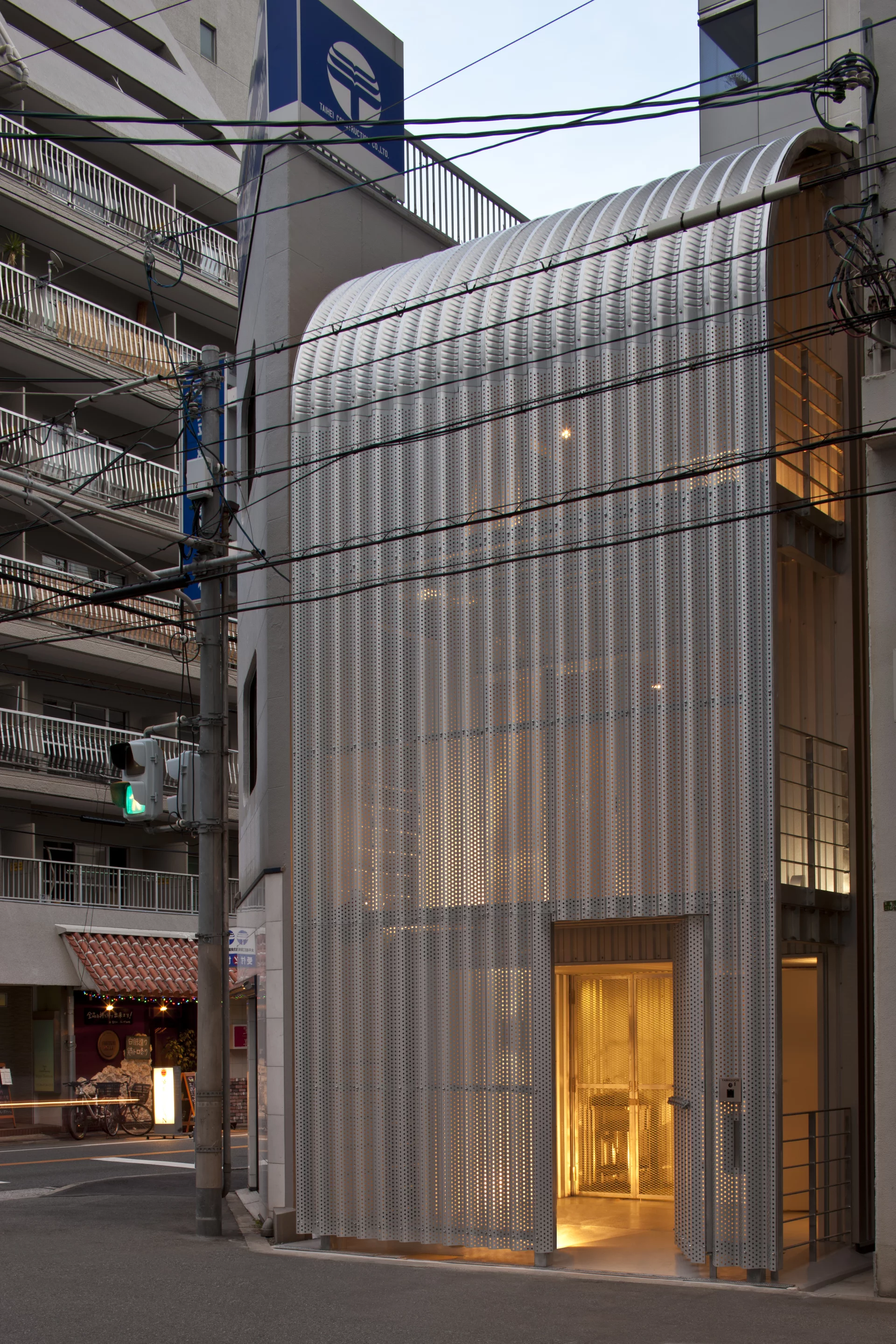 By night, the Rooftecture OT2 house begins to reveal its once-hidden secret world (Photo: Stirling Elmendorf)