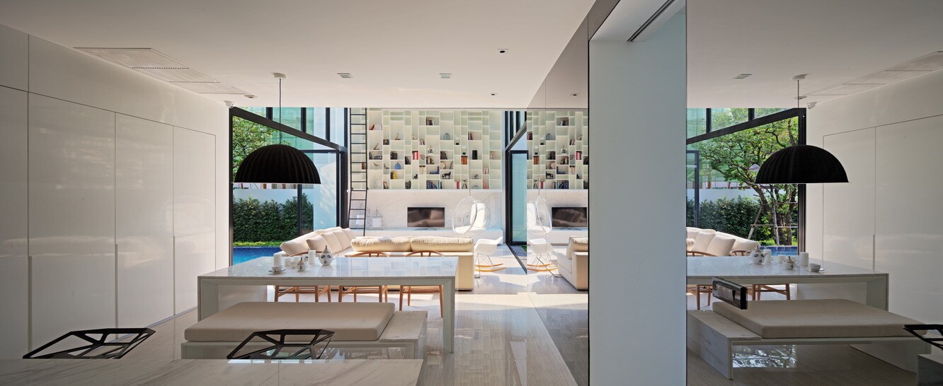 Cross-ventilation is provided by opposing windows in each room, and natural daylight is utilized where possible (Photo: Piyawut Srisakul)