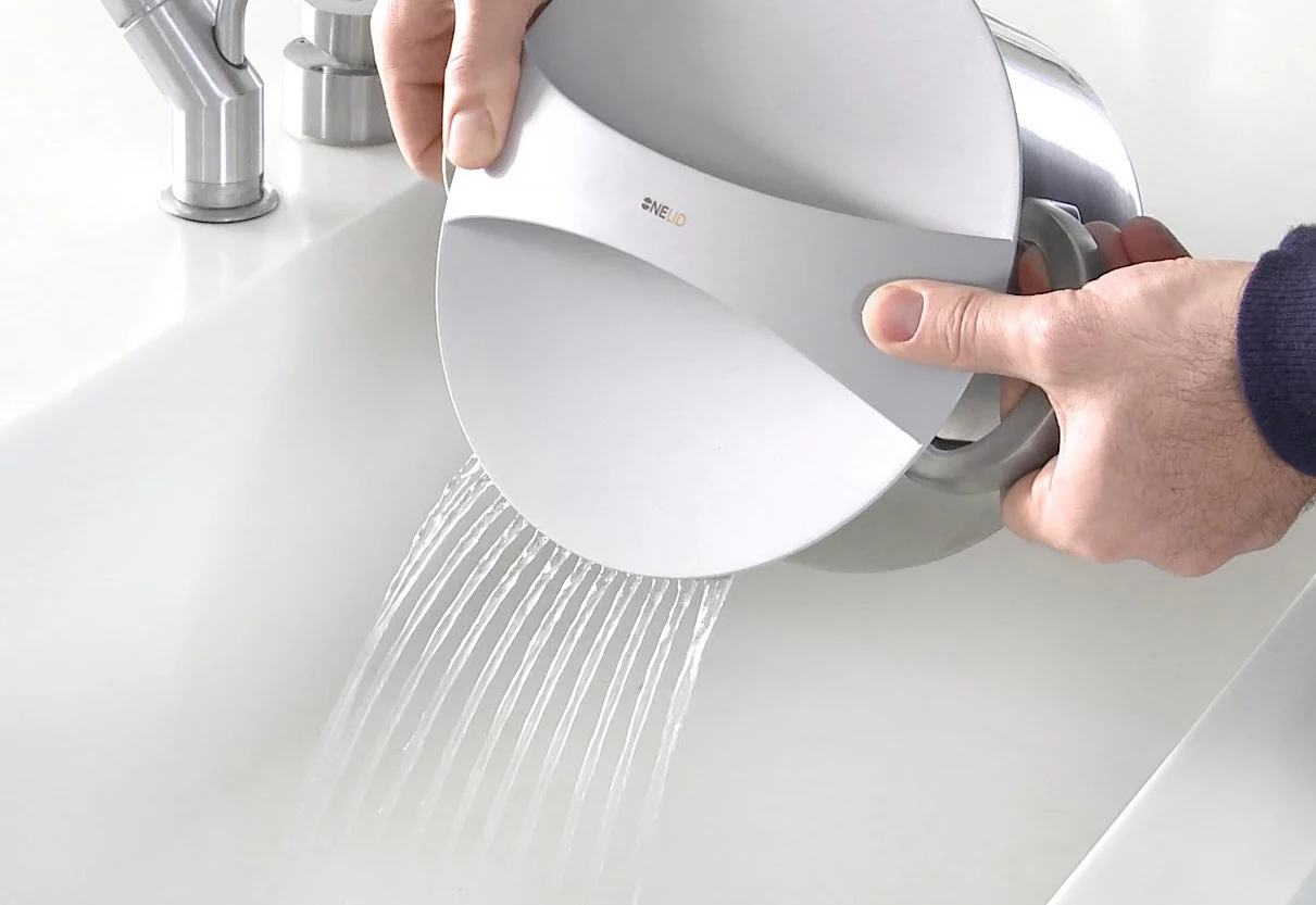 The Onelid has a built-in strainer for draining the pan when cooking foodstuffs like pasta or potatoes