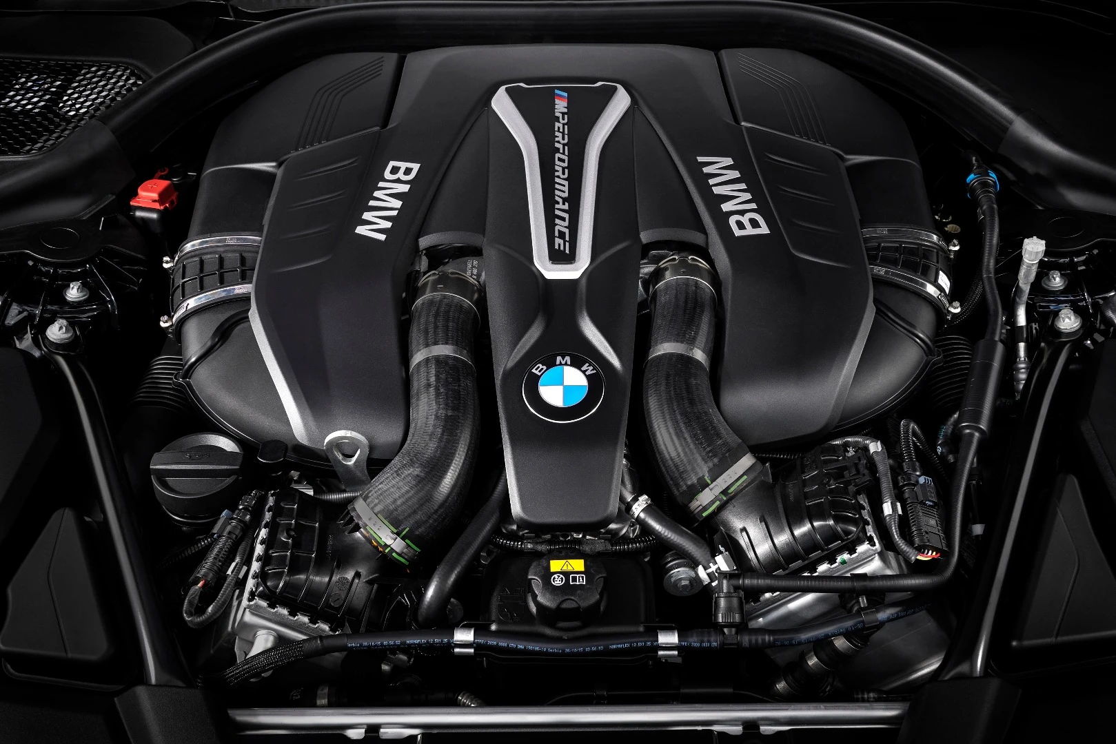 The big 4.4-liter eight-cylinder engine in the 2018 BMW M550i outputs 456 horsepower (340 kW) and real-world 0-60 mph (0-92 km/h) times of under five seconds