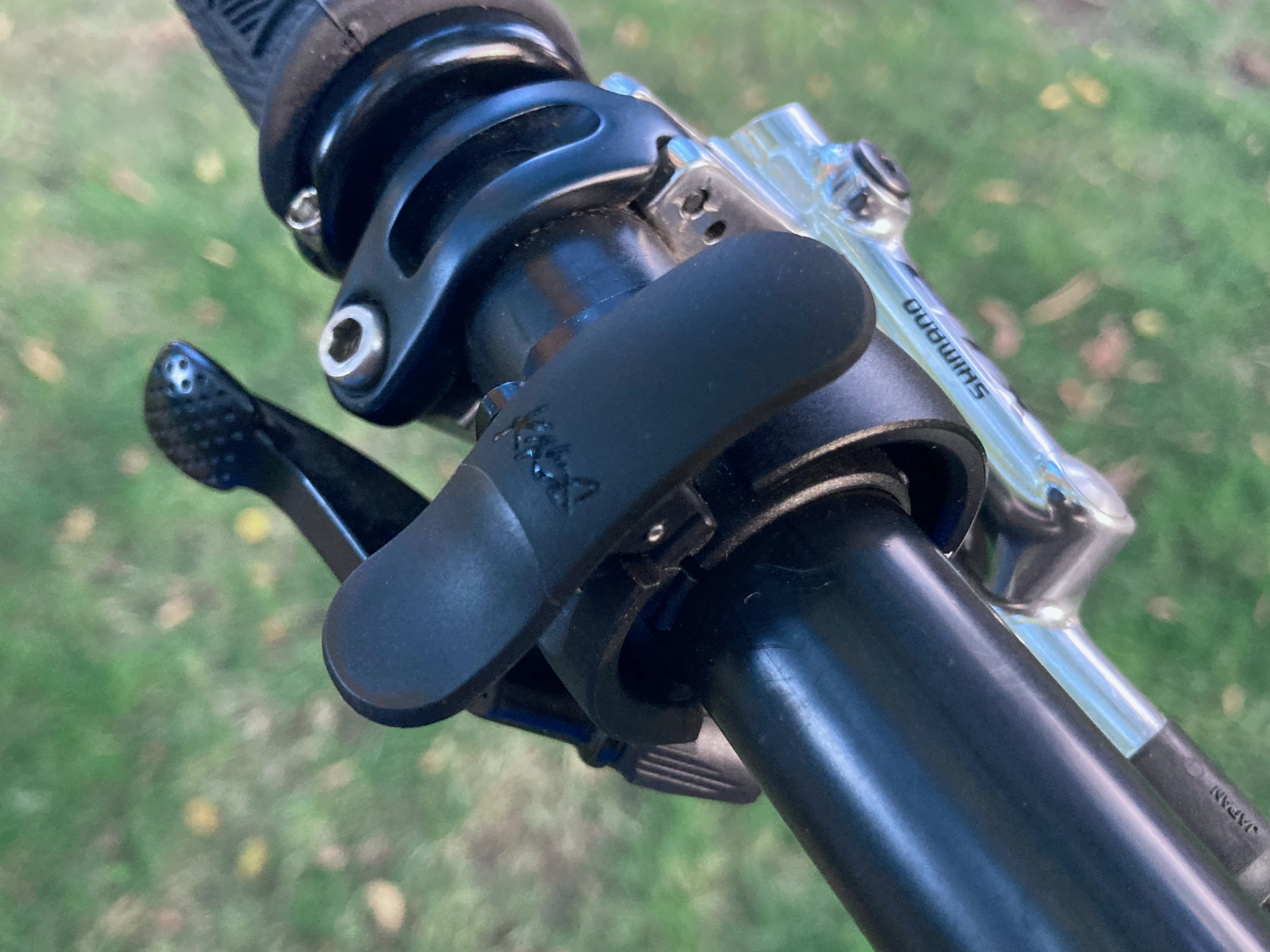 By forgoing a domed bell design, the Oi Prima has a narrower handlebar footprint than regular bells