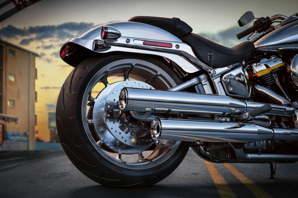 The Fat Boy Gray Ghost's entire body sports a gleaming silver finish, reminiscent of the original "Grey" Ghost from the 1990s