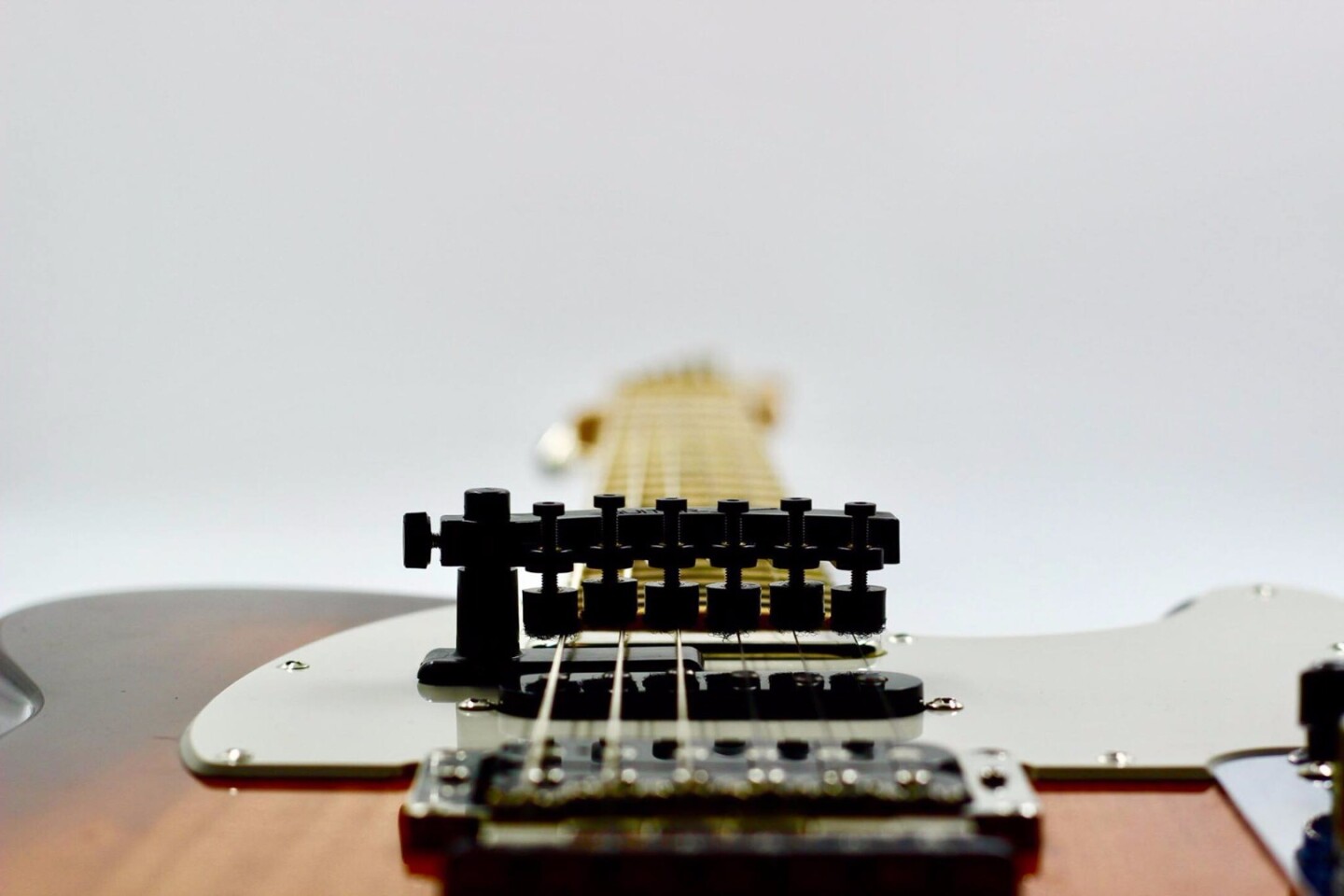 String muffler turns electric players into banjo pickers