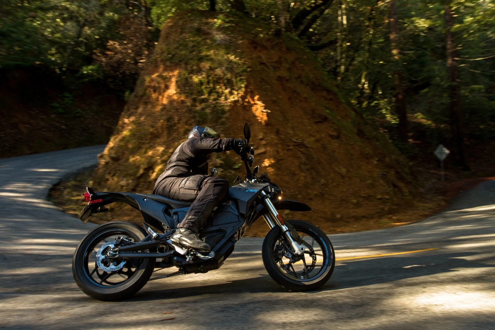 2016 Zero FXS: J-Juan brakes and Showa suspension are high quality units. Bosch ABS leaves a little to be desired.