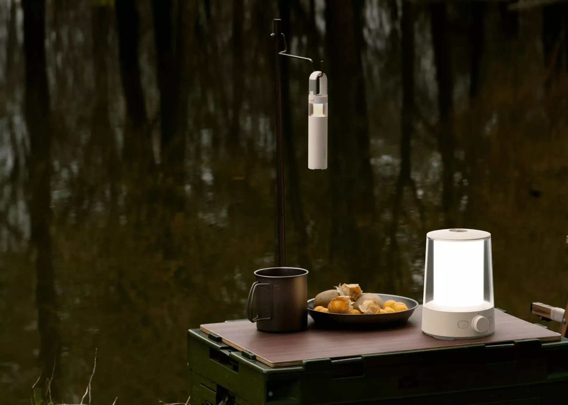 The main lantern has a 4,800-mAh battery, while the torch module sports an 800-mAh battery