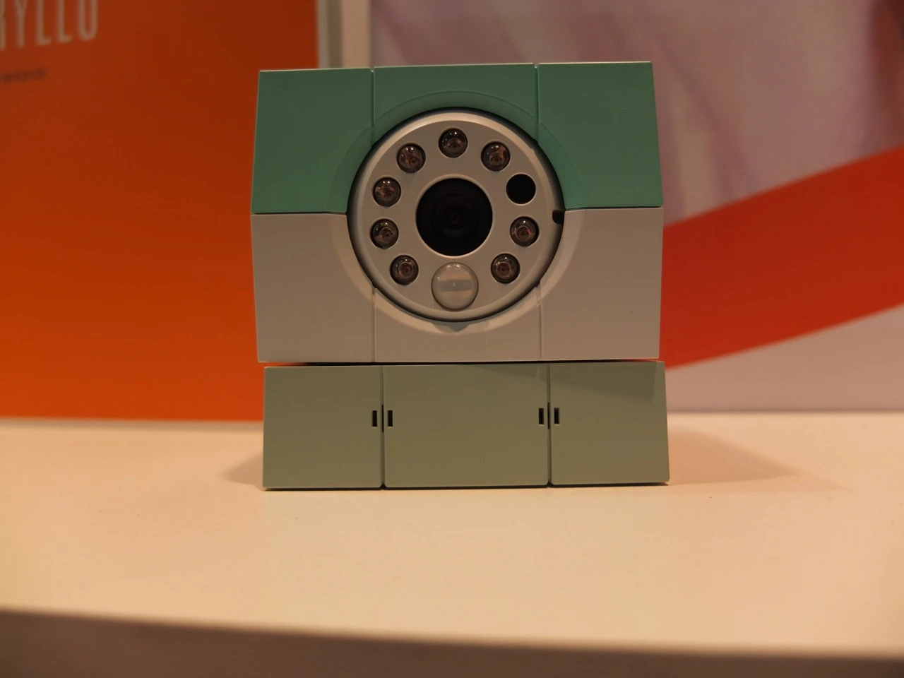 The camera features infrared night vision to a distance of 5 meters (16 ft)