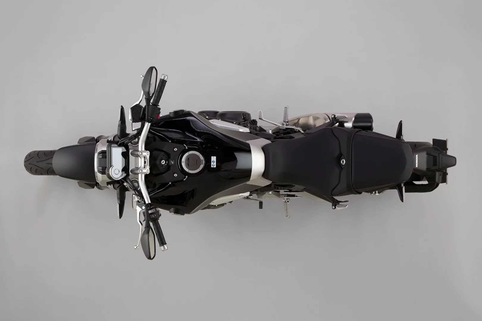 The steel fuel tank of the 2018 Honda CB1000R holds 16.2 liters (4.3 gal)