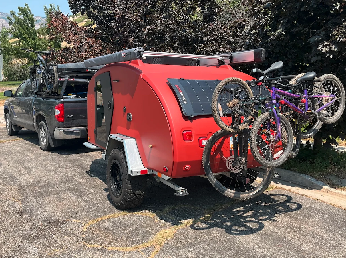 The Allen rack we used on the Topo2 Voyager sat nice and close to the trailer and towed with easy but ran into problems when it blocked the tailgate, even when tilted back, a problem Topo2 MTB campers won't have to worry about