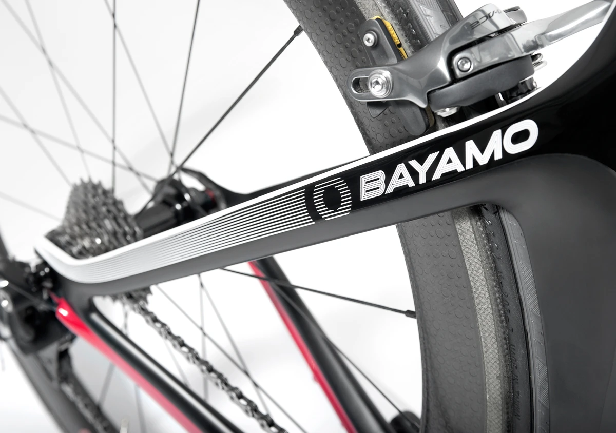 All the drivetrain and shifting cables are routed inside the Bayamo’s frame