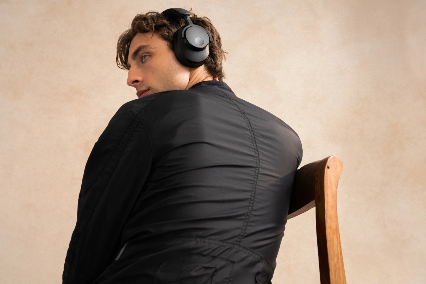 The Melomania P100 SE wireless ANC headphones feature three noise cancellation modes