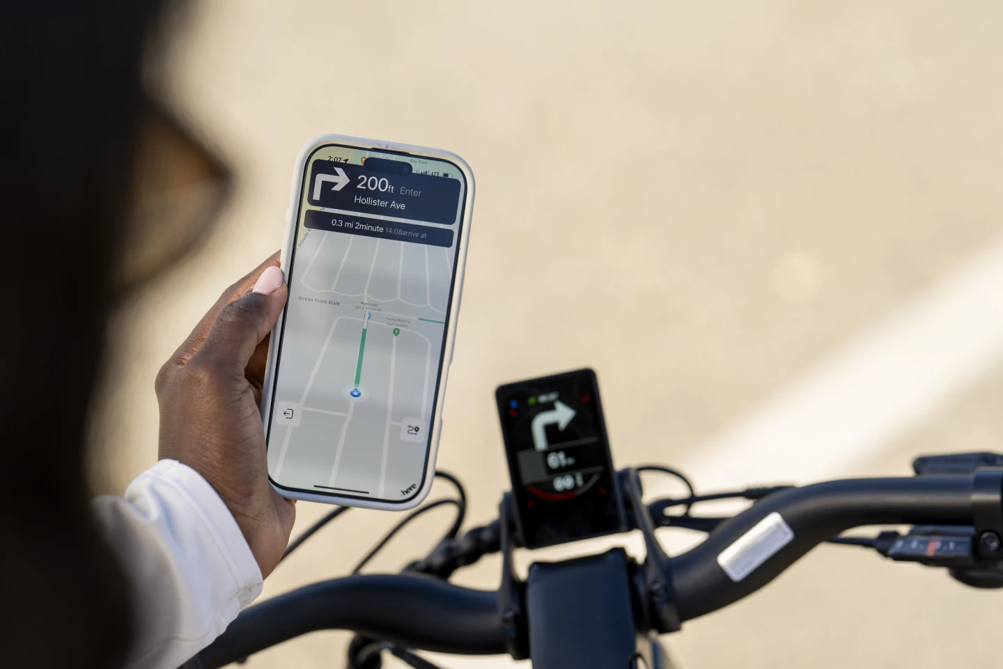A full-color TFT display can show turn-by-turn directions when paired with a mobile app
