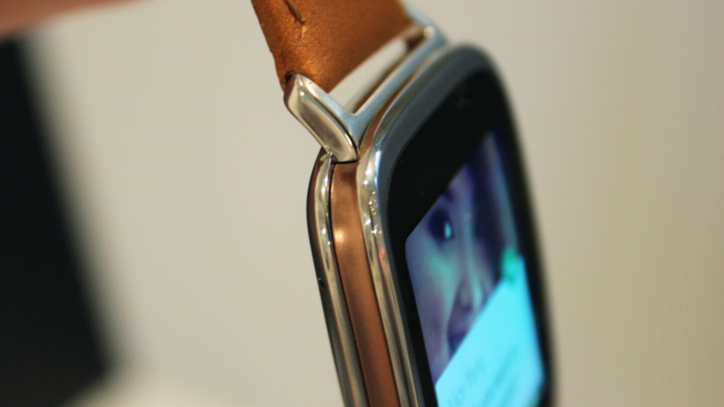 The device features a layered stainless steel design (Photo: Chris Wood/Gizmag.com)
