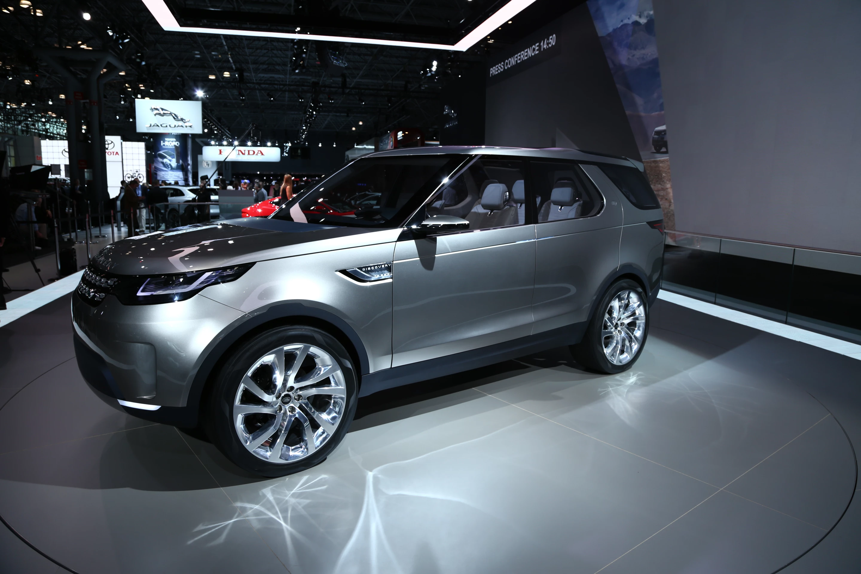 The Land Rover Discovery Vision concept on display at the 2014 New York Auto Show (Photo: Angus MacKenzie/Gizmag.com)