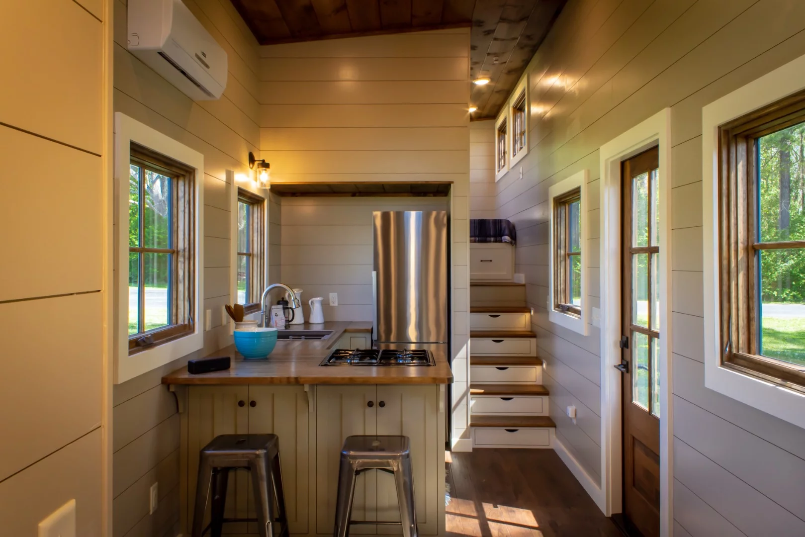 The L-shaped kitchen includes a small breakfast bar
