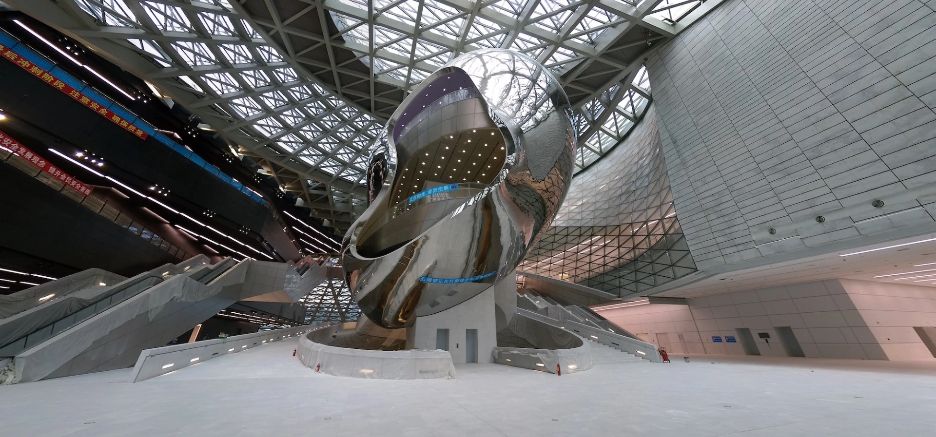 A large lobby, exhibition halls, auditorium rooms, and other facilities are shared between the museum's two areas
