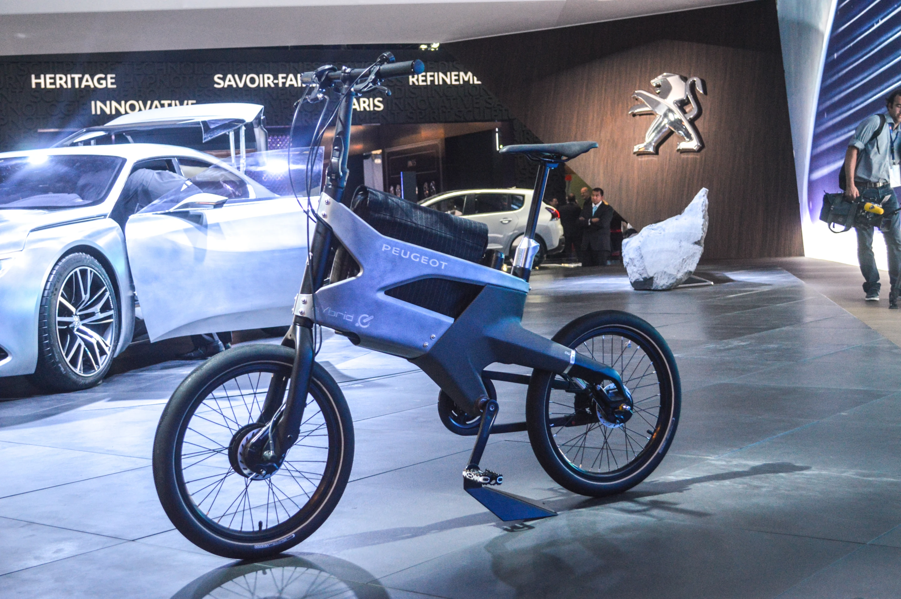 Peugeot's AE21 bike has a front-mounted electric motor and a versatile frame that stores the battery, laptop bag and ABUS bike lock (Photo: C.C. Weiss/Gizmag)