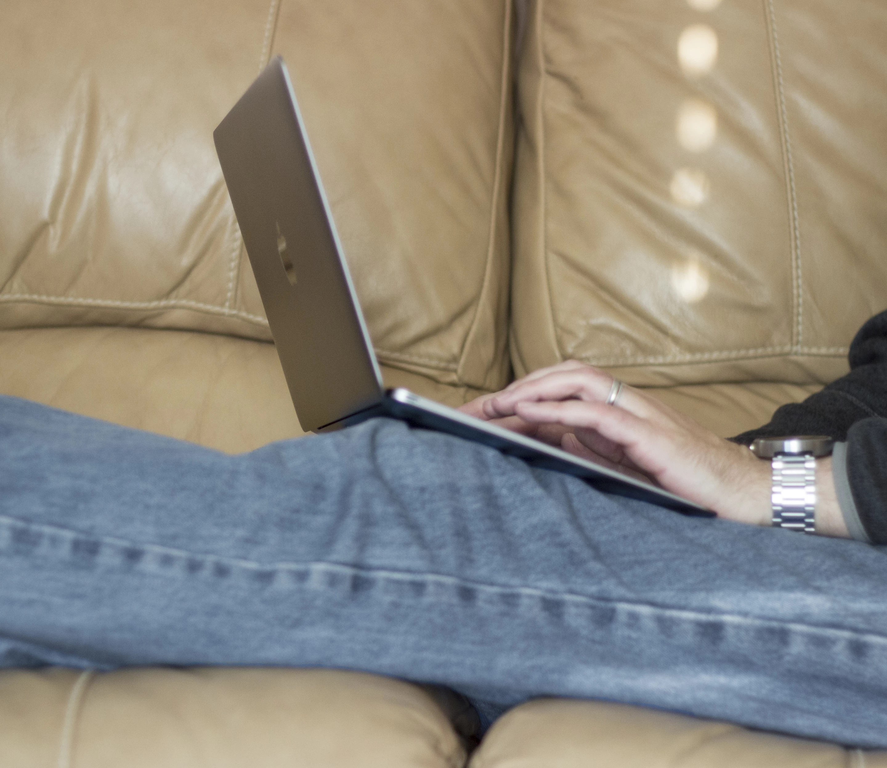 The new MacBook's light and thin build makes it easier to use in a variety of seating positions (Photo: Will Shanklin/Gizmag.com)
