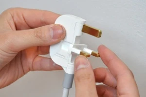 The middle and bottom pins swivel 90 degrees to form the standard plug triangle (Credit: Min-Kyu Choi)