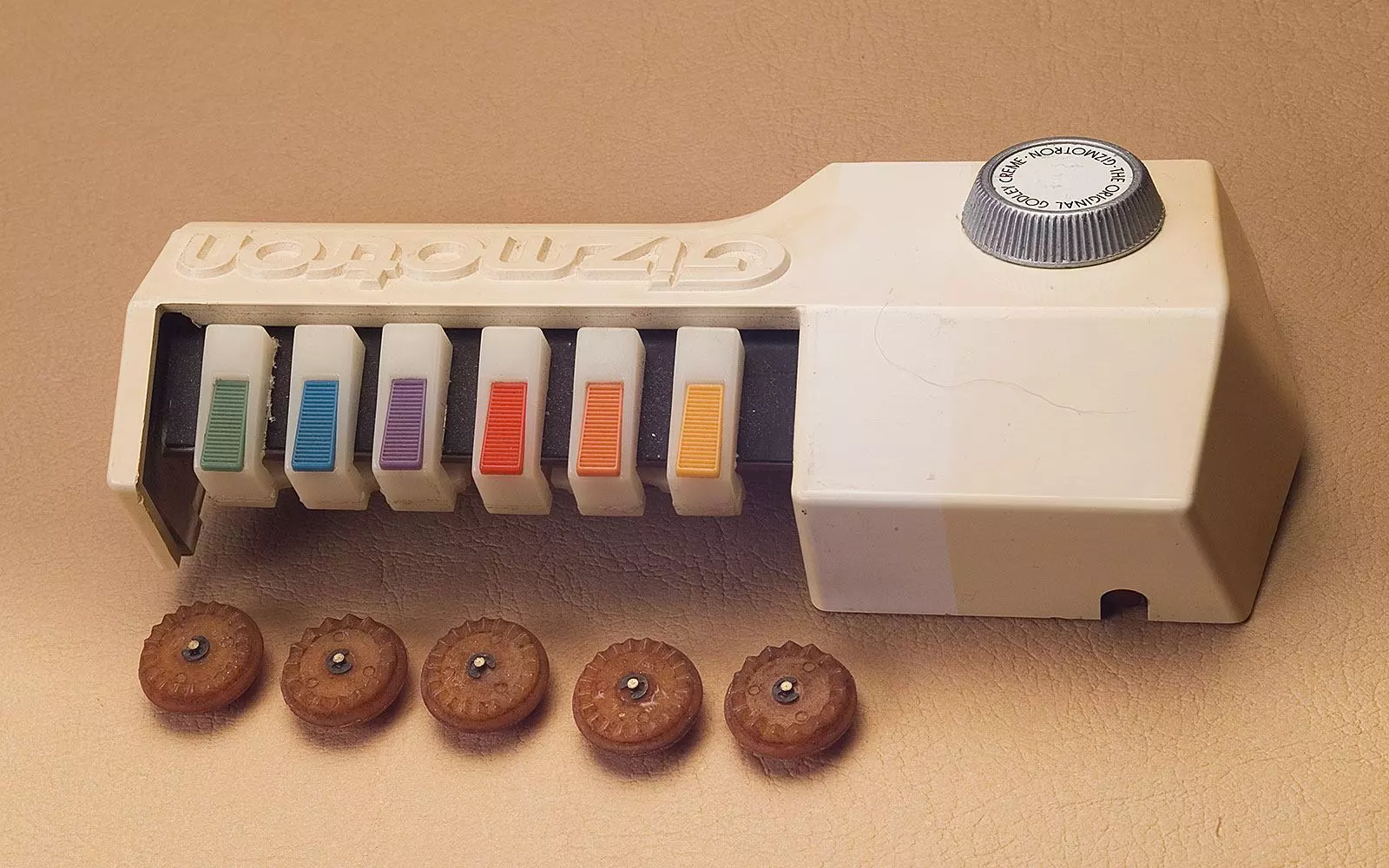 An original Gizmotron with plastic wheels removed