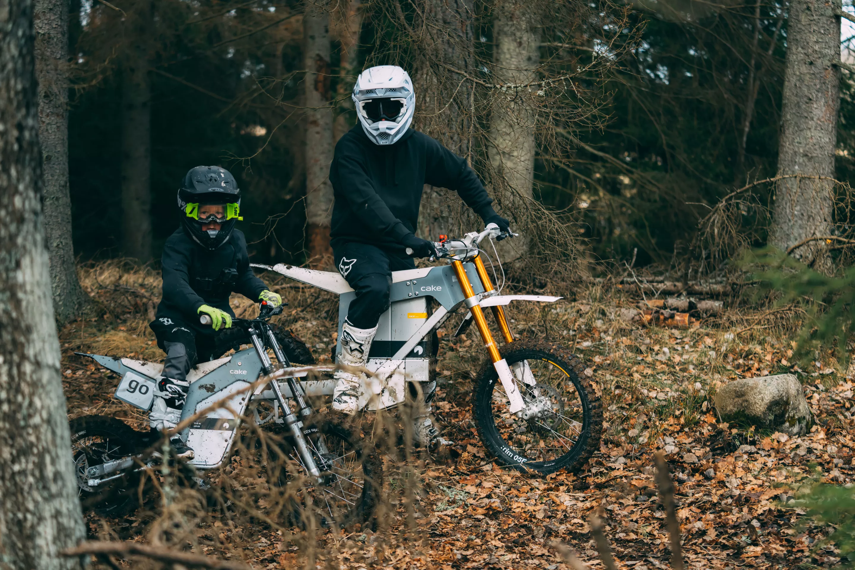 The Cake Go (left) is like a mini version of the company's Kalk electric motos (right), and comes with a 1.5-kW motor that can be dialed back to 600 W by the parent or guardian