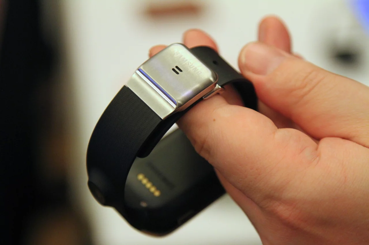 The mic built into the buckle is positively Buck Rogers (Photo: Gizmag)