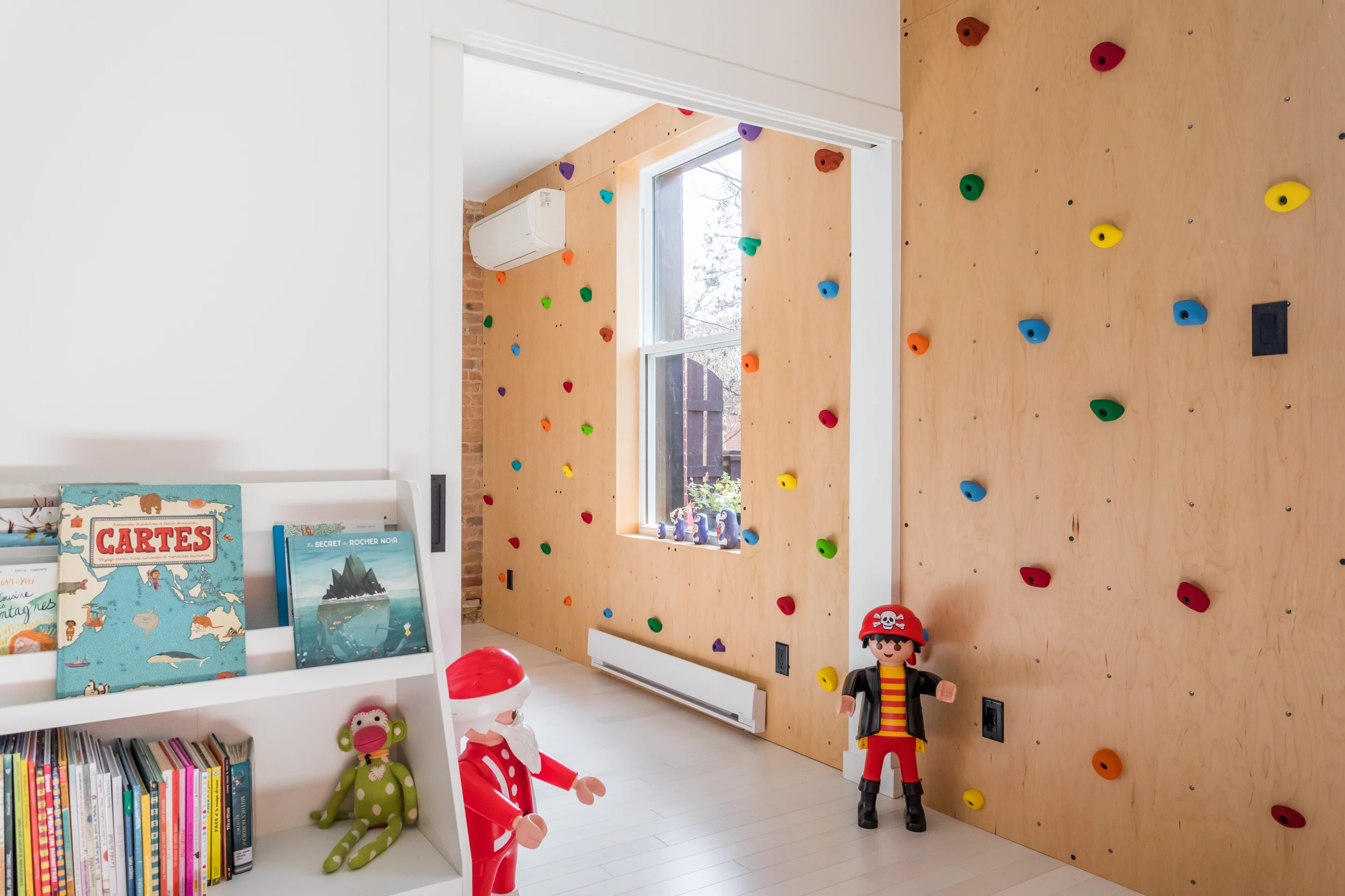 Atelier Chabot includes a children's bedroom with a neat climbing wall
