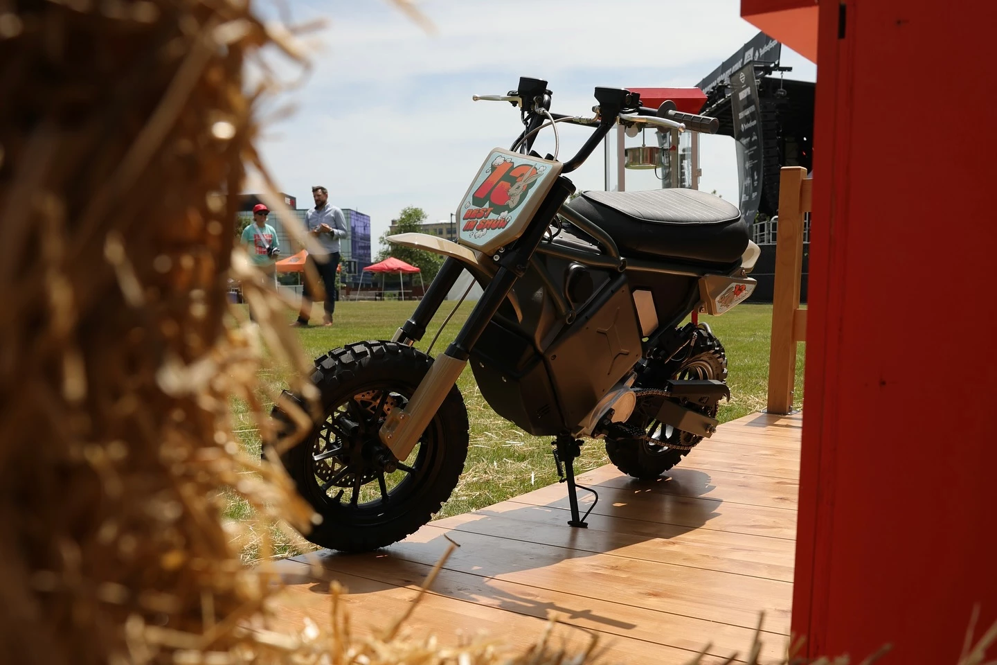 Shinko Mobber off-road tires, measuring 120/70-12 up front and 130/70-12 down back, are employed on the trail bike