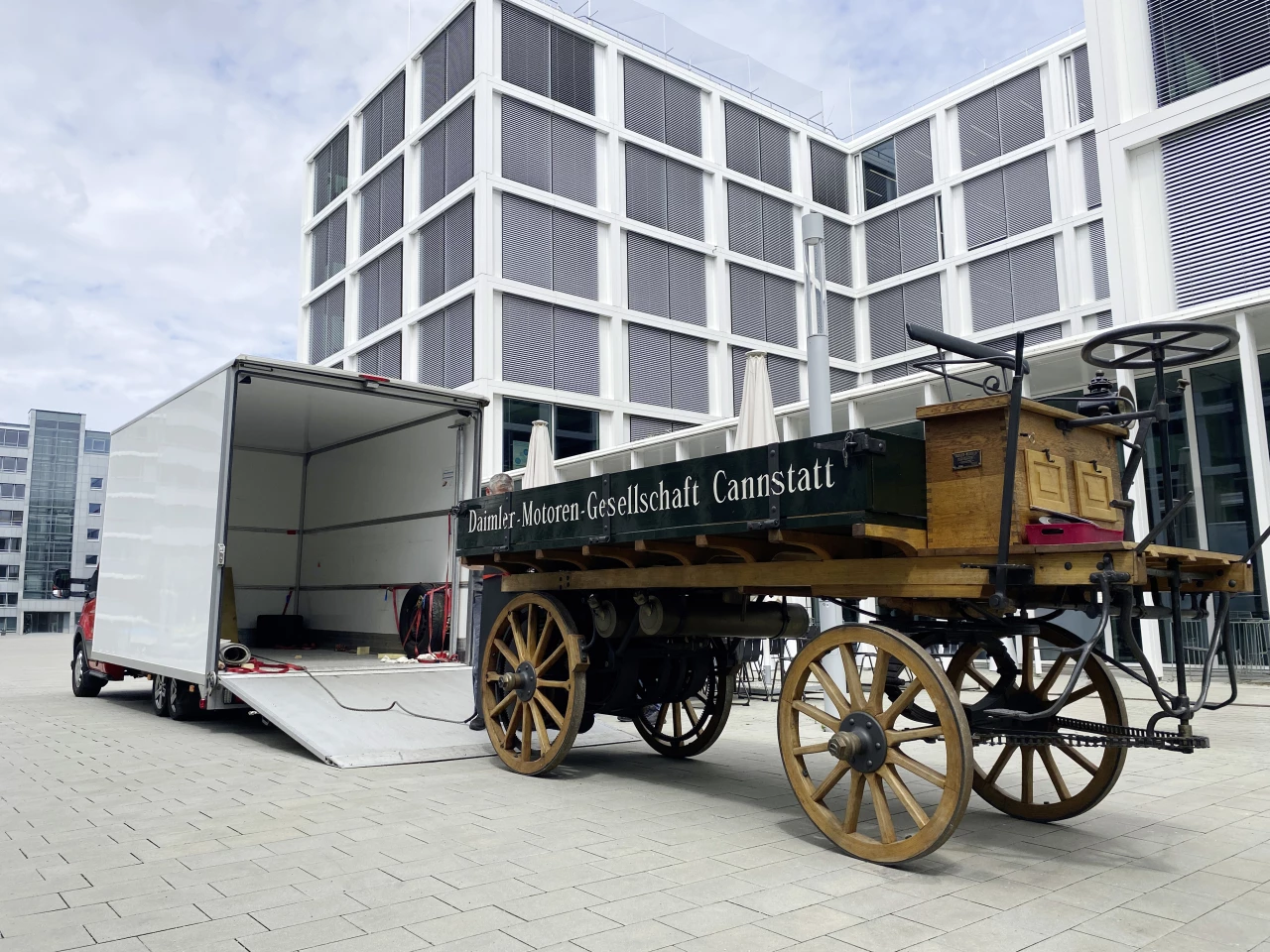 Vom Museumsschlaf auf die Straße: Der Nachbau des ersten Lkw der Geschichte wird technisch aufbereitet From museum sleep to the road: reproduction of the first truck in history undergoes technical remanufacturing
