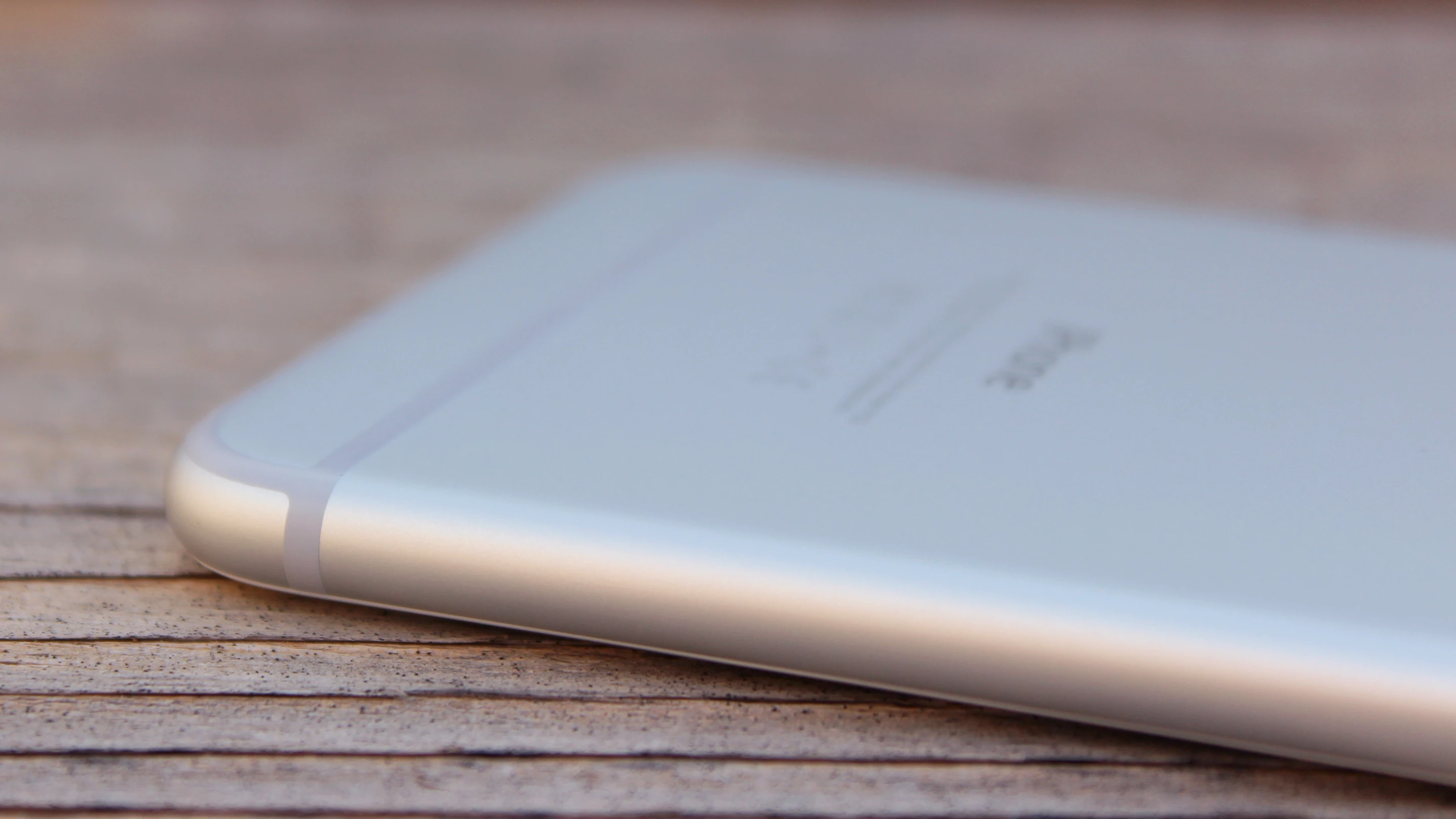 At 7.1 mm (0.28-in), the 6 Plus is pretty thin (Photo: Will Shanklin/Gizmag.com)