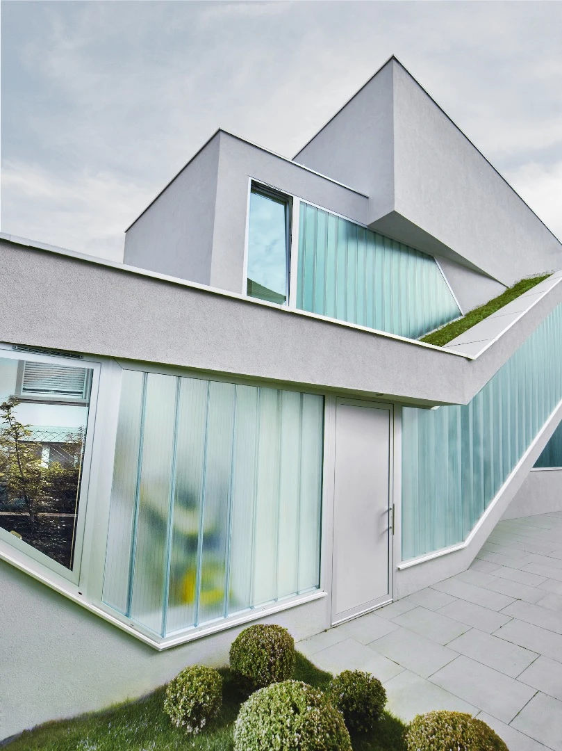 TheVeryMany maxed out the allowable zoning envelope and stacked three slightly offset volumes