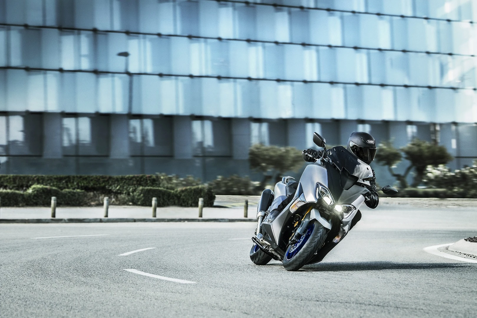2018 Yamaha TMAX SX Sport Edition: round up a sportsbike or two and know you're causing existential angst