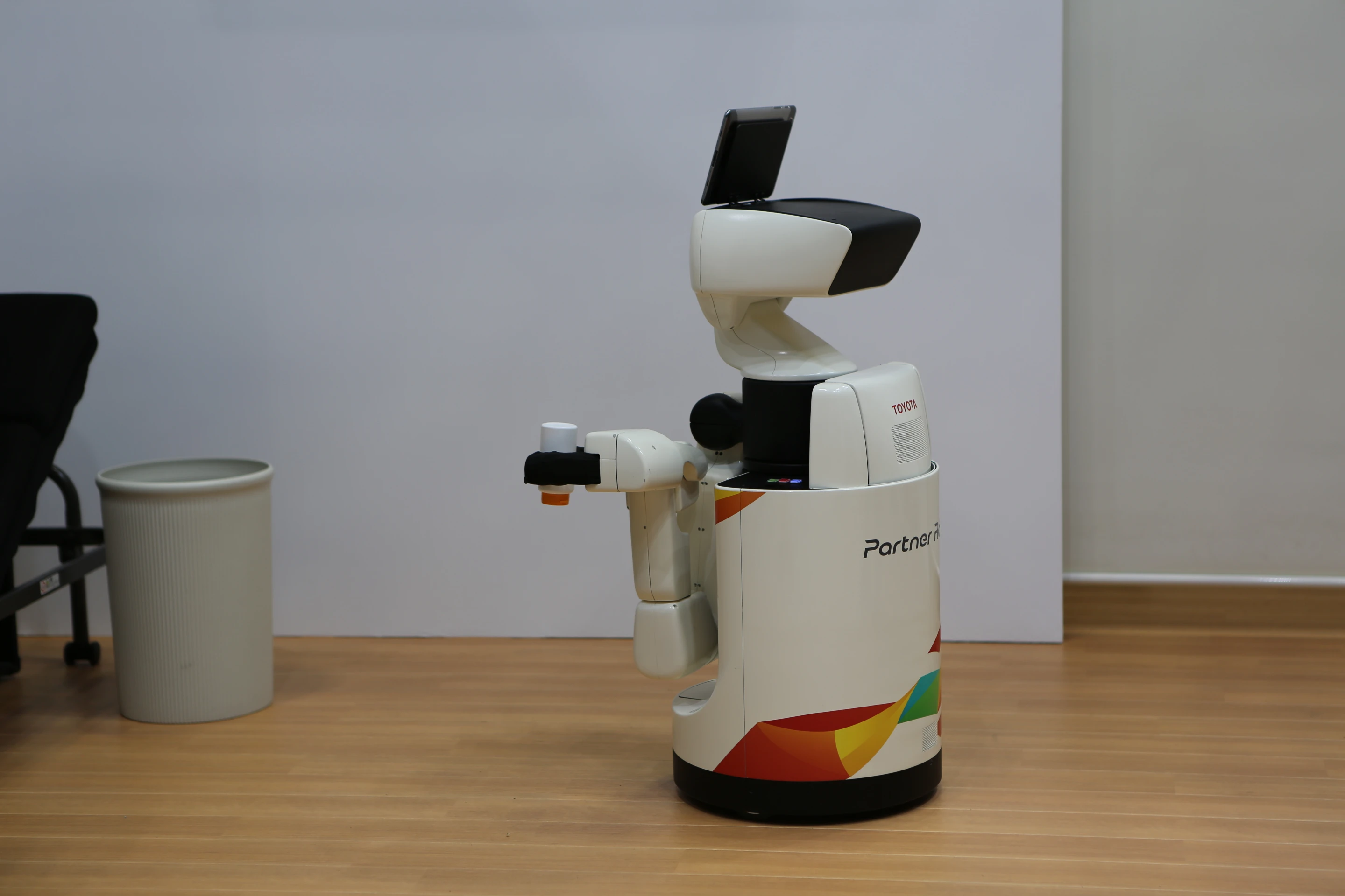 Toyota's Human Support Robot locates a bin (Photo: Mike Hanlon, Gizmag)