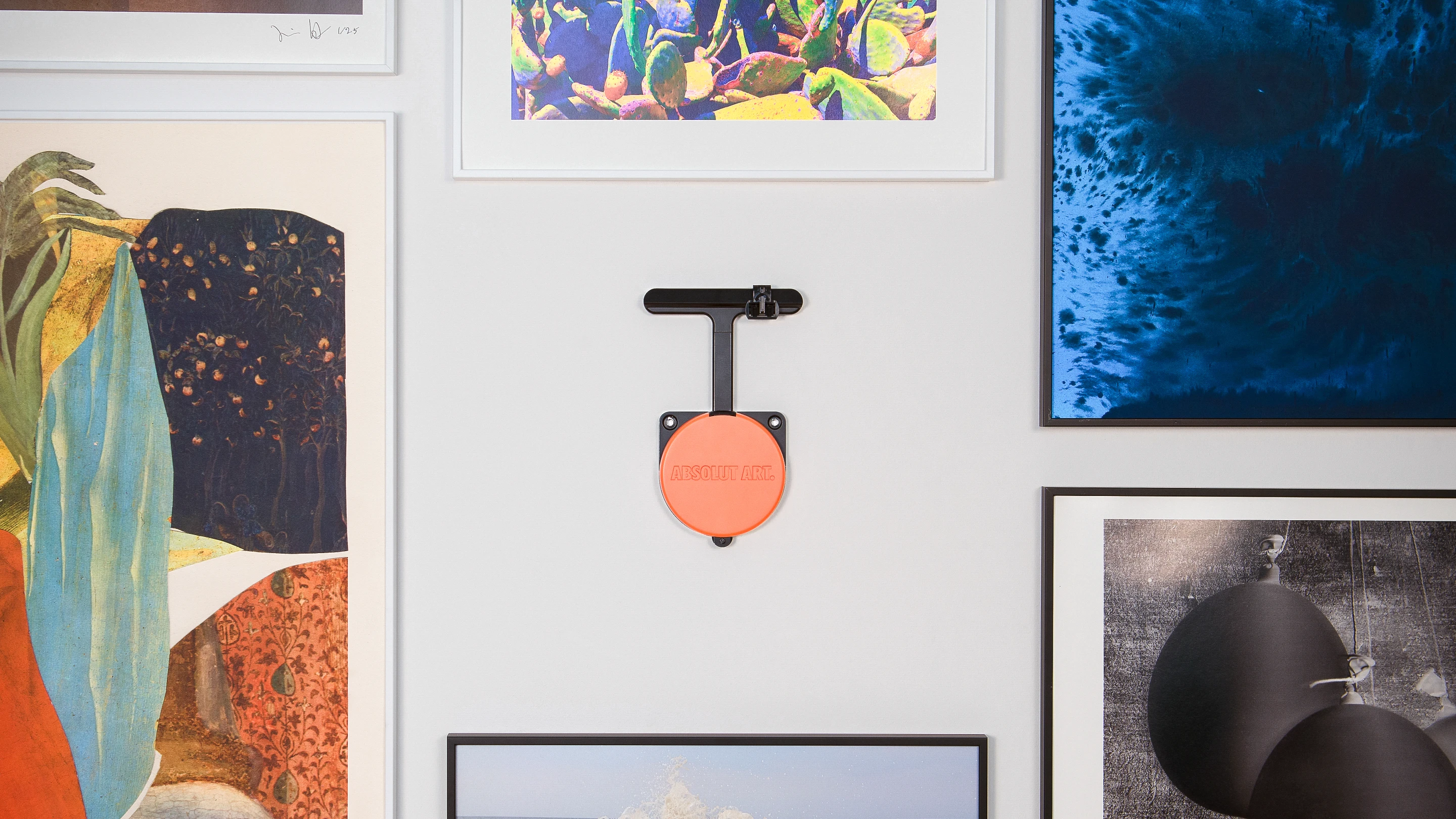 Stick this to your wall, click your art in place, adjust, then let go to level. That's the promise of the Absolut Hangsmart