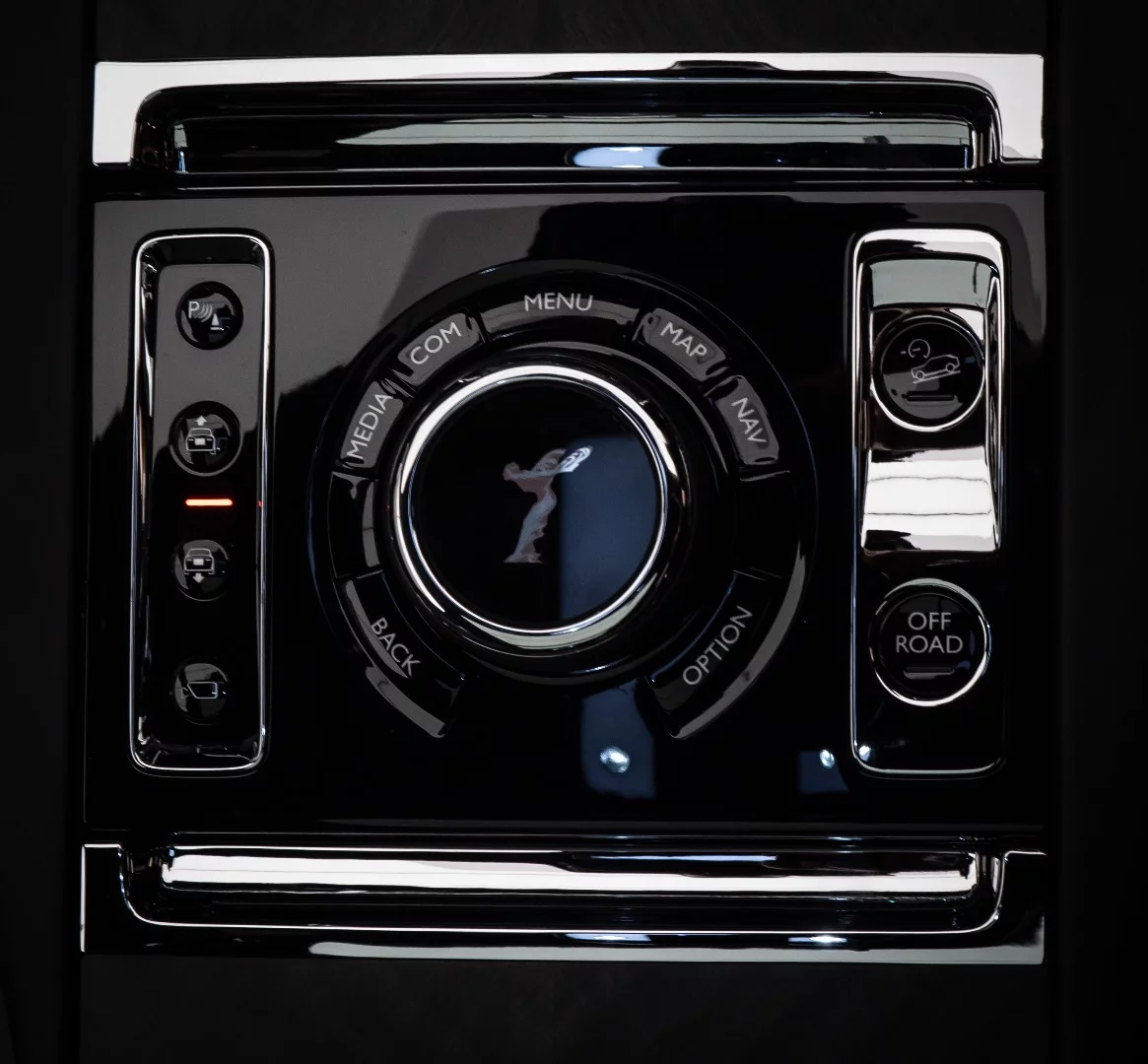 Rolls-Royce Cullinan: jog dial lets you get through a lot of messy menu stuff without unnecessarily raising your non-steering arm