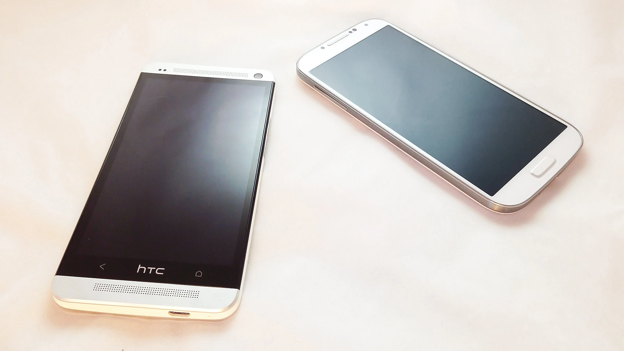 The HTC One (left) and the Samsung Galaxy S4 (right)