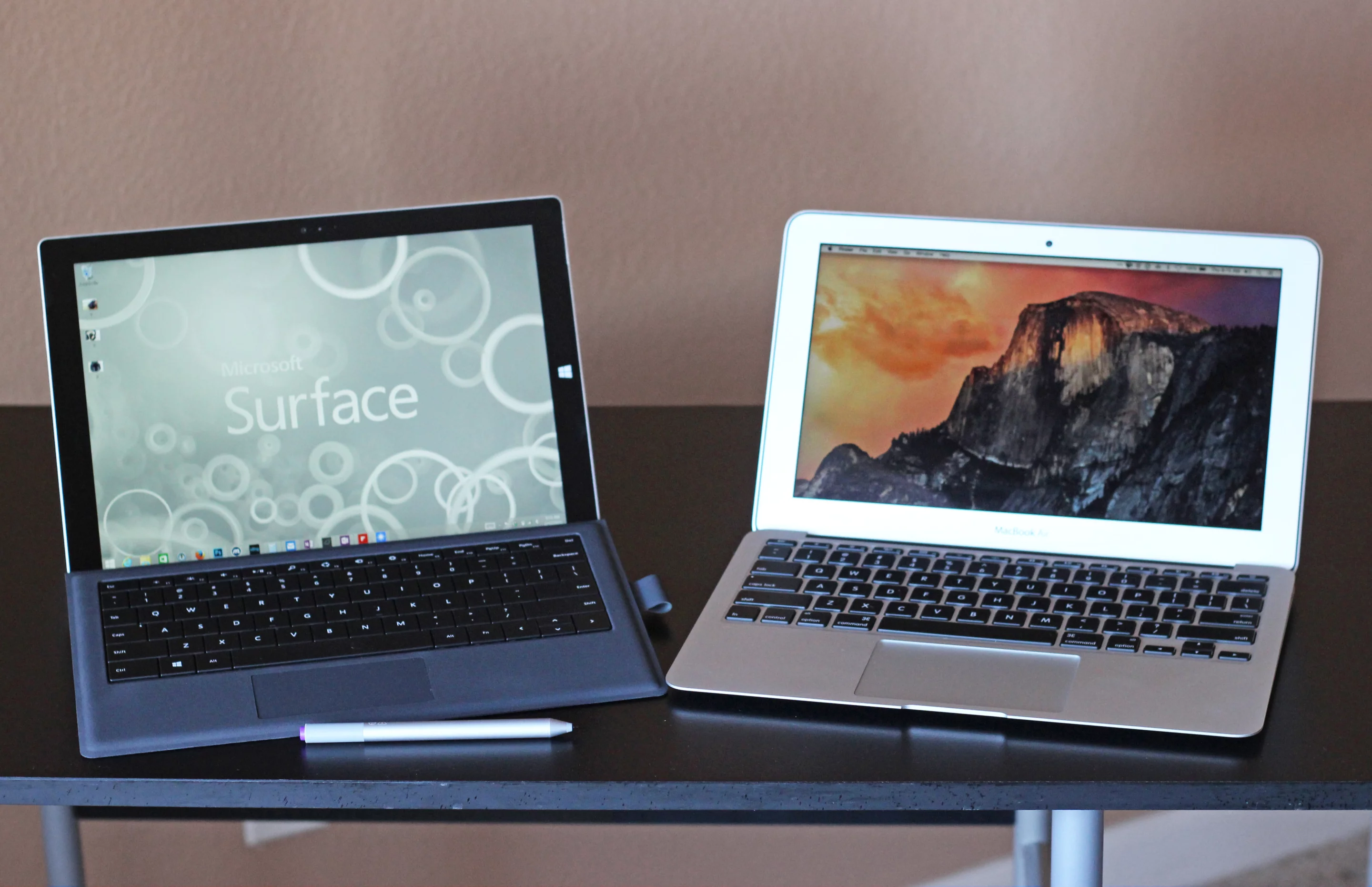 Surface and MacBook (Photo: Will Shanklin/Gizmag.com)