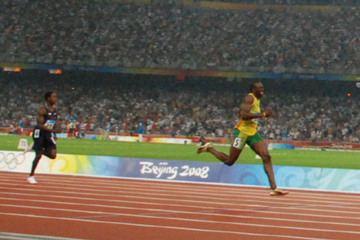 Usain Bolt leaves the pack in his dust while setting a new world record for the 200-meter sprint in Bejing (Photo: jmex)