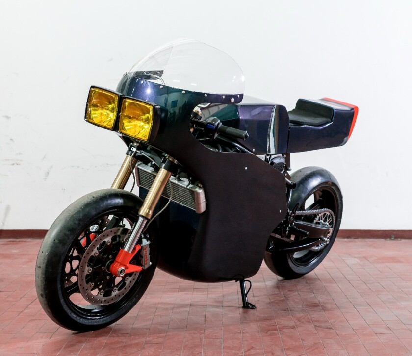 The most striking feature of the Apache Customs Midnight Runner is without a doubt its protruding twin headlights