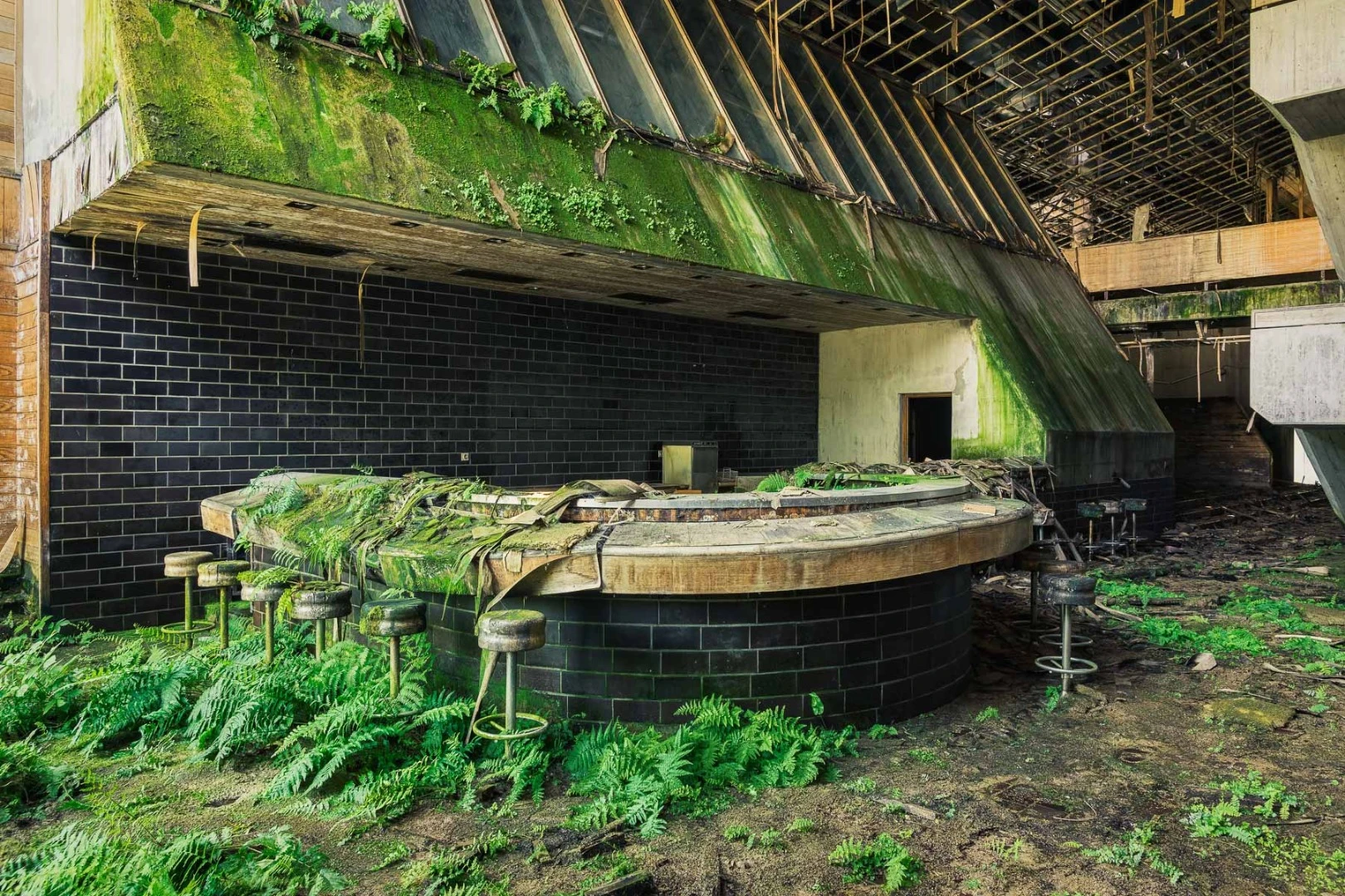 A boarding school for political education. The school was built in 1981 and has been abandoned since 1990
