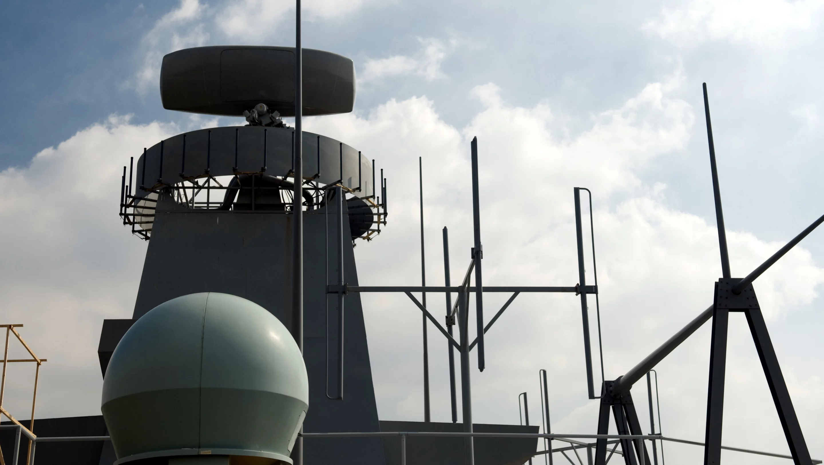 Artisan 3D Medium Range Radar Type 997 on a mockup of a Queen Elizabeth Class aircraft carrier