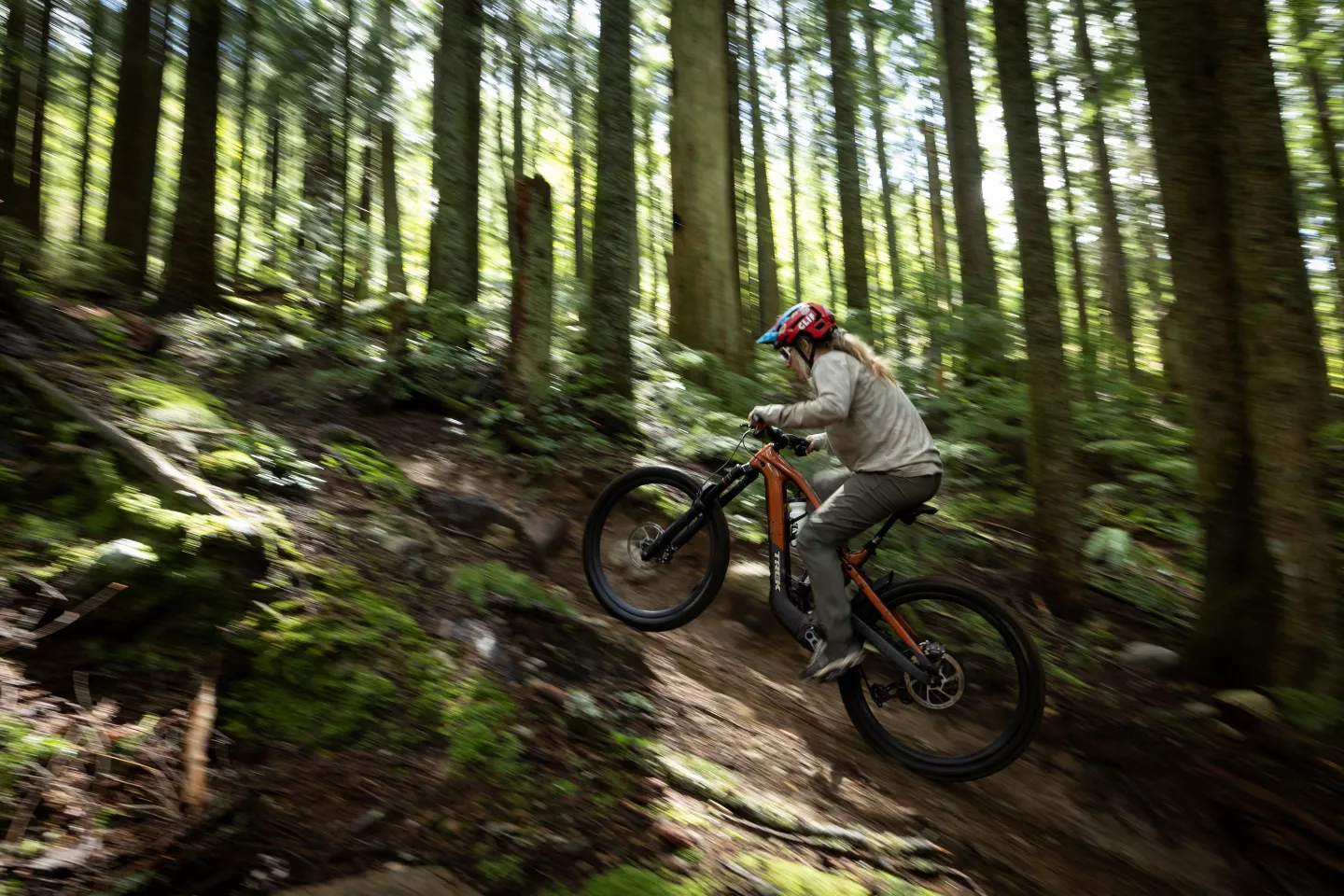 The Slash+ rides in mullet configuration, with a 29-inch wheel to the front and 27.5-inch wheel to the rear - each wrapped in 2.5-inch-wide rubber