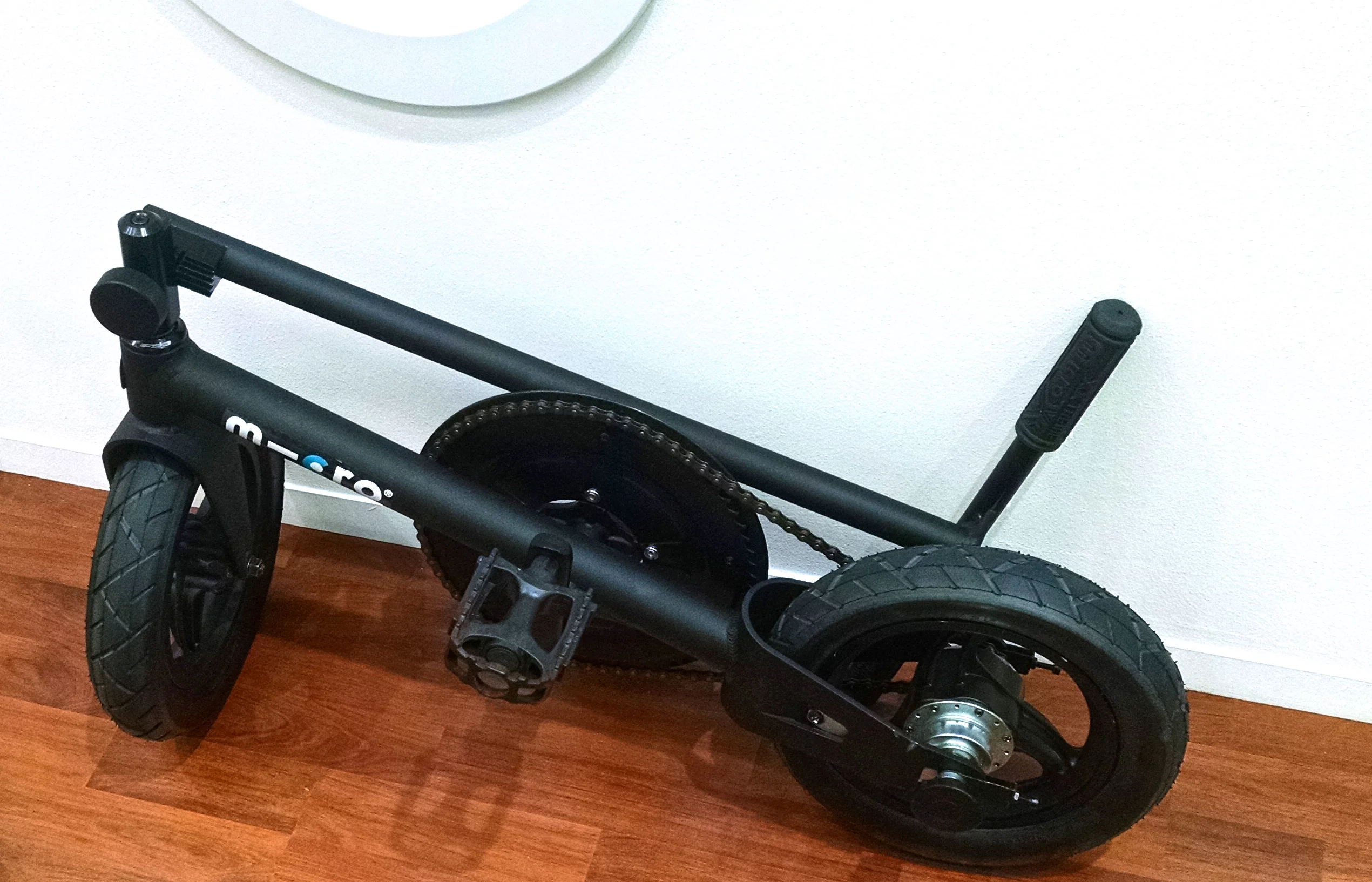 It took a minute to get the hang of pedaling the stand-up drivetrain of the Micro PedalFlow, but once I did, I breezed down the aisle of the toy fair (Photo: C.C. Weiss/Gizmag)