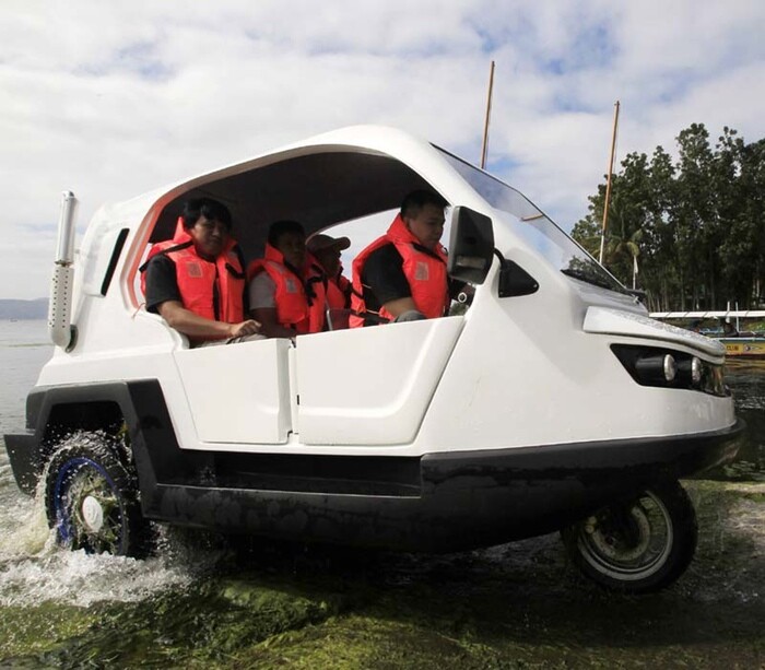 The Salamander can carry six passengers on land (including the driver), and four when in boat mode