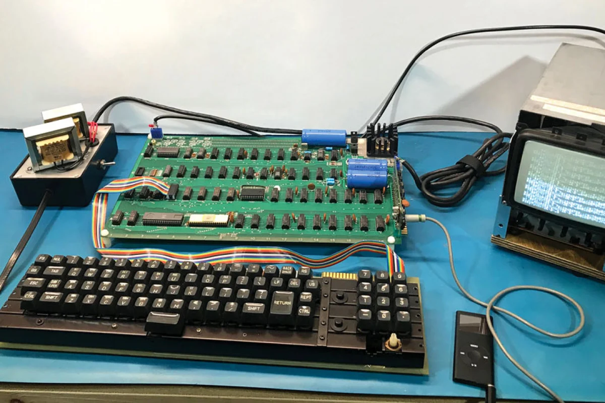 The fully assembled Apple I and accessories that is up for auction