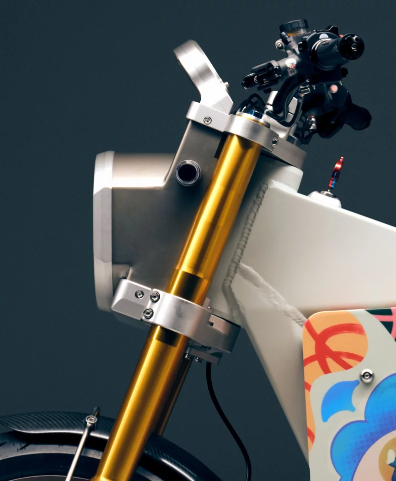 Un chargeur embarqué de 2 kW recharge la moto de 10 à 80 % en 2 heures.