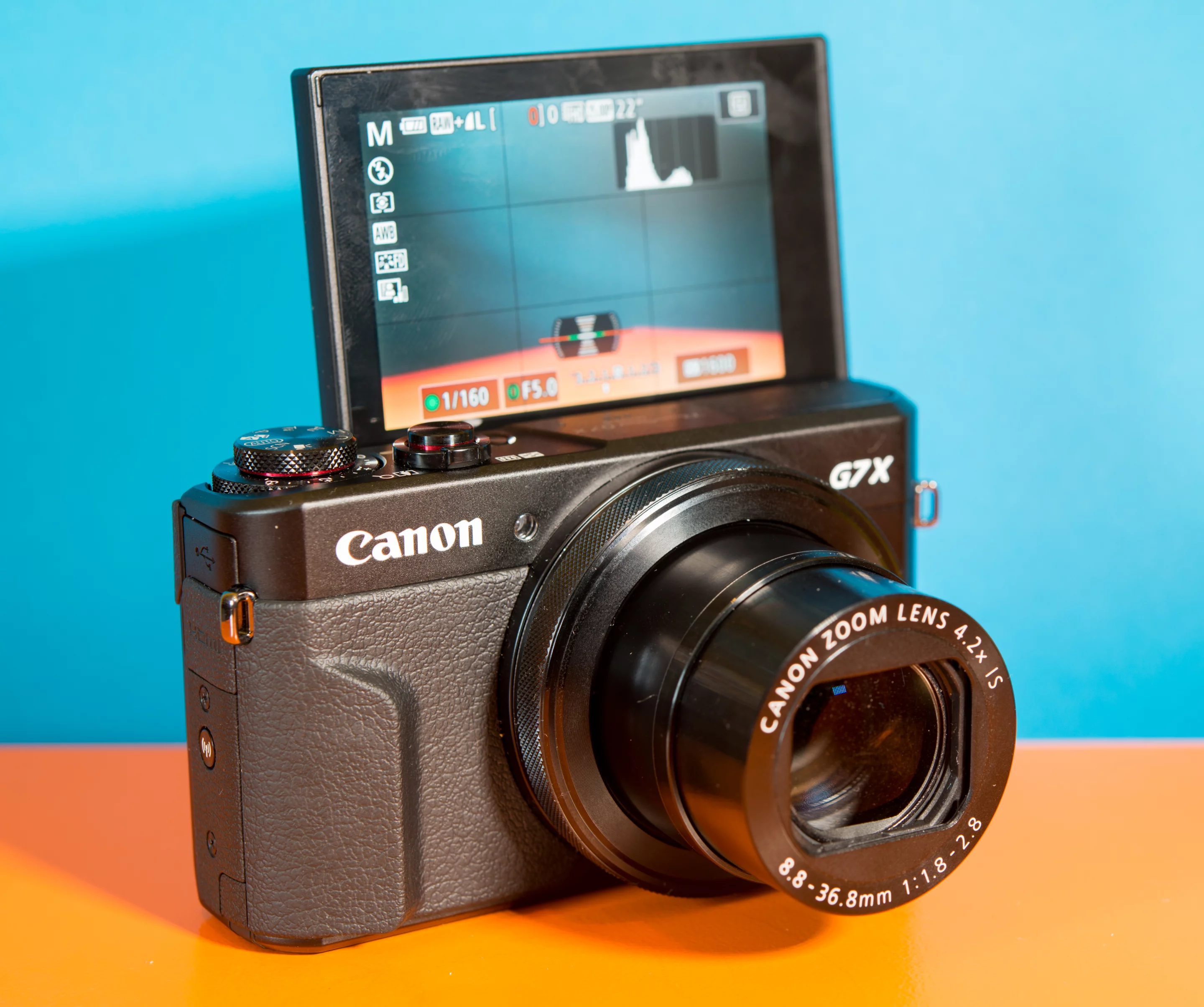 The tilting screen of the Canon Powershot G7X Mark II makes it good for Vloggers and selfie-fans