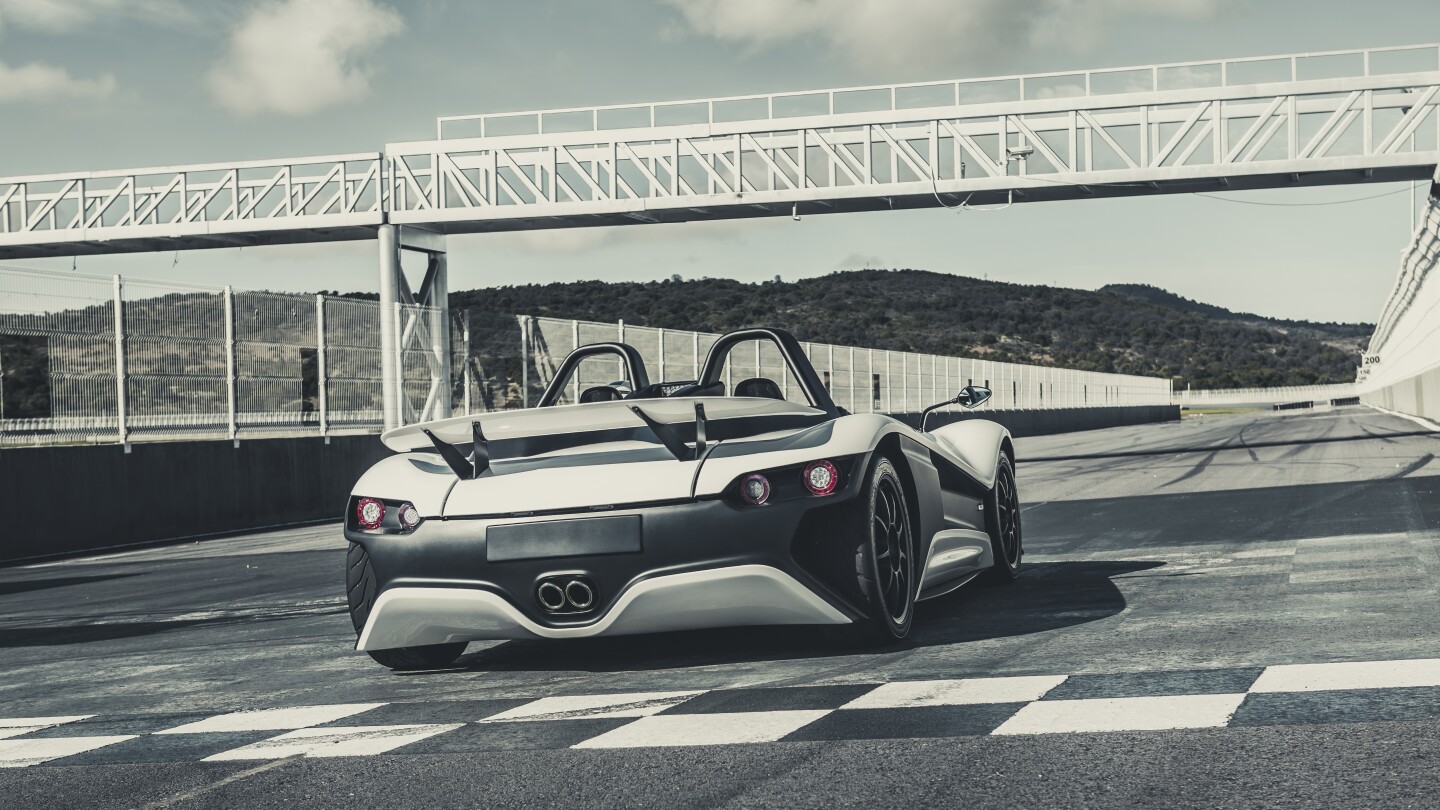VŪHL 05 uses aerodynamic tricks, like fixed rear spoiler, diffuser and fore and aft air splitters